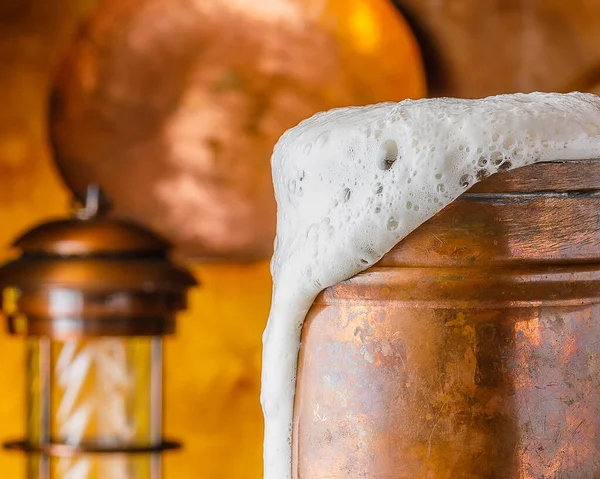 銅製マグカップの中のビール泡のマクロ写真 — ストック写真