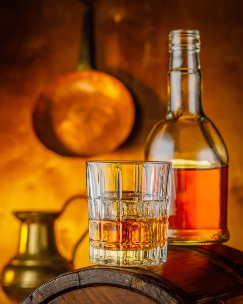 Butelka Szklanka Whisky Drewnianej Powierzchni Beczki Obraz Stockowy