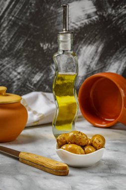 Bir kasede marine edilmiş zeytinlerle dolu bir hayat