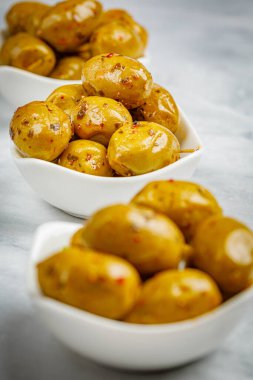 Bir kasede marine edilmiş zeytinlerle dolu bir hayat