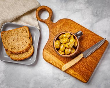 Bir kasede marine edilmiş zeytinlerle dolu bir hayat