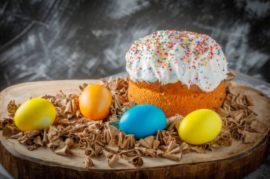 Ahşap arka planda renkli paskalya yumurtaları olan Paskalya hareketsiz yaşamı