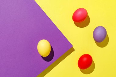 renkli arkaplanda renkli paskalya yumurtaları