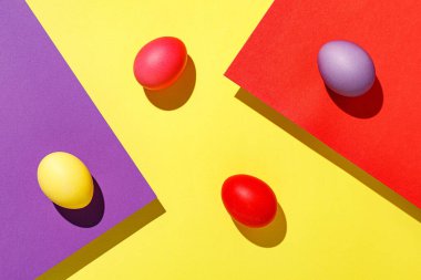 renkli arkaplanda renkli paskalya yumurtaları