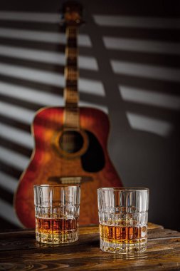 Viski ve akustik gitarla dolu bir hayat