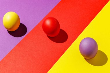 renkli arkaplanda renkli paskalya yumurtaları