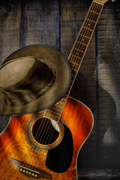 木制背景音乐吉他和牛仔帽 — 图库照片