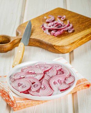 Tabakta dilimlenmiş organik kırmızı veya mor soğan