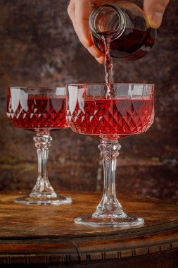 Şişeden bir bardak kırmızı şarap dök..