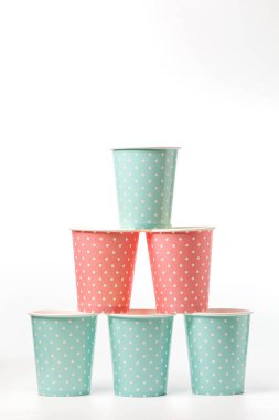 tek kullanımlık kağıt bardaklardan yapılmış bir piramit