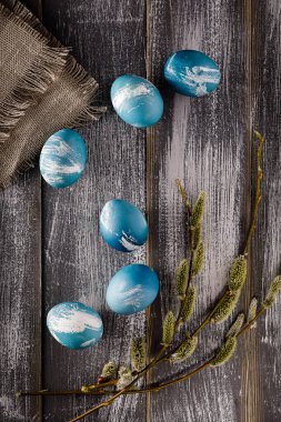 Ahşap zemin üzerinde mermer renkli mavi ve beyaz paskalya yumurtaları.