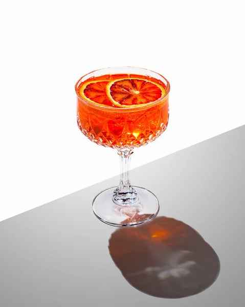 Verre Cocktail Aux Agrumes Menthe Isolé Sur Fond Couleur — Photo