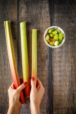 Ahşap arka planda taze organik ravent ile durgun yaşam