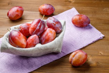 Tahta arka planda bir kasede taze organik erikler.