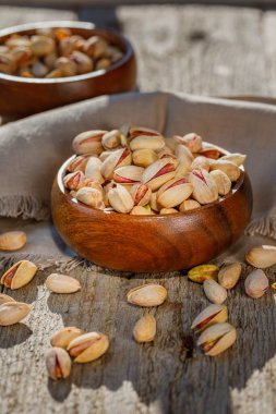 Fıstık kabuklu ve fındıklı tahta masa arkasında.