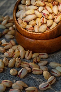 Fıstık kabuklu ve fındıklı tahta masa arkasında.