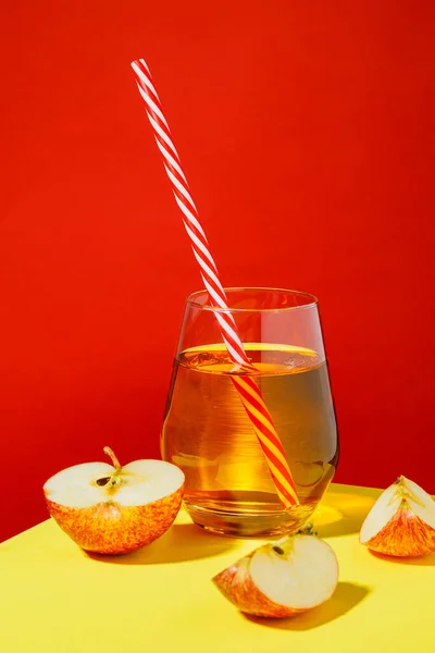 Verre Jus Pomme Pommes Tranchées Sur Une Table — Photo