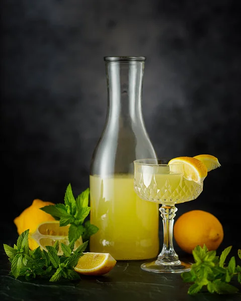 Натюрморт Склянкою Лимонаду Лимонів Яти Низька Ключова Фотографія — стокове фото