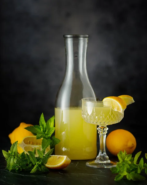 Nature Morte Avec Verre Limonade Citrons Menthe Photographie Low Key — Photo