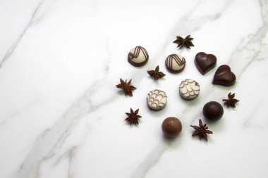 Mermer taş desenli çikolatalar.