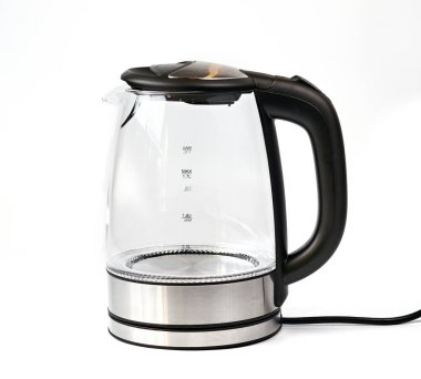 Beyaz arka planda şeffaf elektrikli su ısıtıcısı, izole