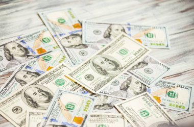 Arka planda yığınla para var.