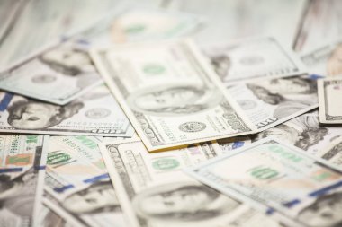 Arka planda yığınla para var.