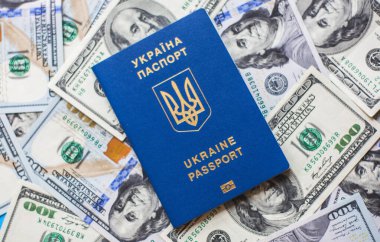 Dolar arkaplanda Ukrayna pasaportu
