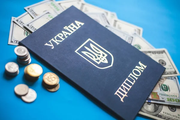 Ukrayna 'da yüksek öğrenim görmüş.