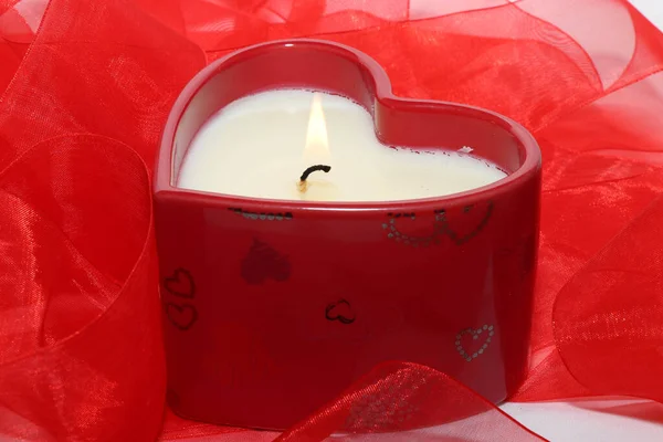 Izolovaná Svíčka Srdcem Červená Stuha Hořící Svíčka Světlý Plamen Dekorativní — Stock fotografie