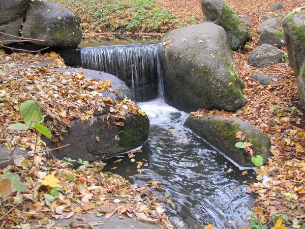 Ein Kleiner Schöner Wasserfall Herbstpark Herbst — Stockfoto