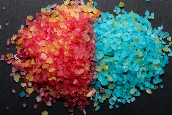 Mavi ve kırmızı deniz tuzu, siyah arkaplanda izole edilmiş.