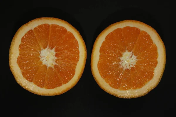 Siyah arka planda greyfurt, portakal, limon ve limon izole edilmiş. Bölgede turunçgiller var. Turunçgil dilimleri. Meyve dolu bir hayat.