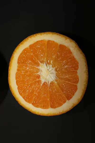 Siyah arka planda greyfurt, portakal, limon ve limon izole edilmiş. Bölgede turunçgiller var. Turunçgil dilimleri. Meyve dolu bir hayat.