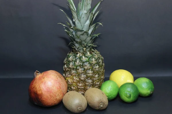 Schöne Bunte Frische Früchte Schwarzer Hintergrund — Stockfoto