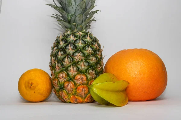 Stillleben Von Ananas Zitrone Karambola Und Grapefruit Isoliert Auf Weiß — Stockfoto