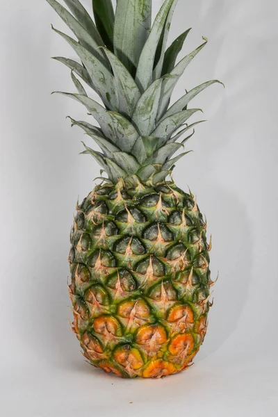 Stor Och Saftig Ananas Isolerad Vit Bakgrund Läcker Och Frisk — Stockfoto