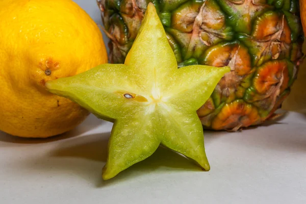 Stillleben Von Ananas Zitrone Karambola Und Grapefruit Isoliert Auf Weiß — Stockfoto