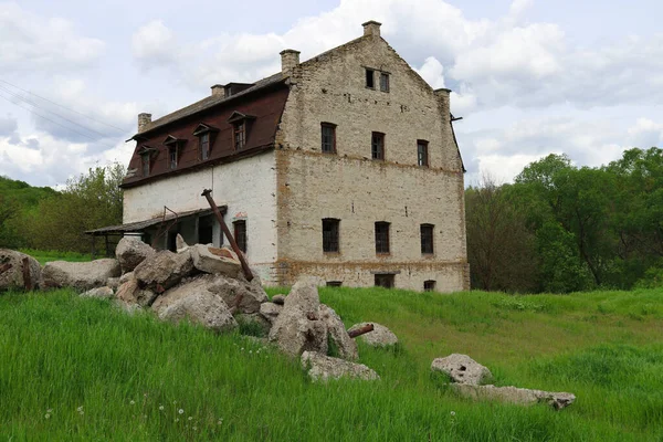 Building Old Abandoned Mill 19Th Century Green Meadow Stream — Stock Photo, Image