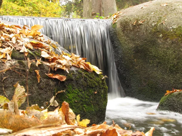 Small Waterfall Autumn Park Ideal Place Relax Great Desktop Screensaver — Stock Photo, Image