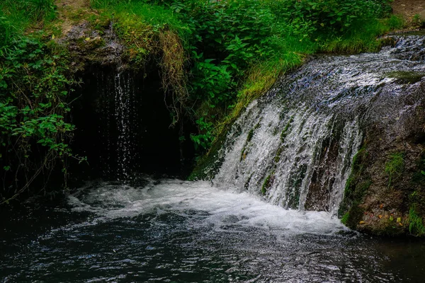 Маленький Водопад Лесу Яркие Сочные Зелень Брызги Воды Тихое Спокойное — стоковое фото