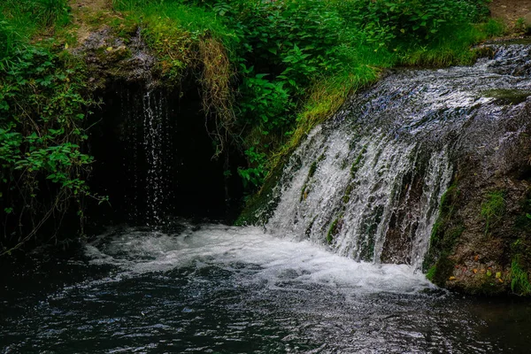 Une Petite Cascade Dans Forêt Verts Juteux Lumineux Éclaboussures Eau — Photo