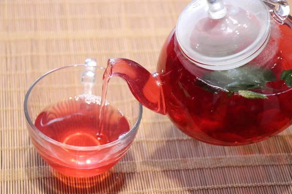 Chá Frutas Vermelhas Bule Vidro Uma Pequena Xícara — Fotografia de Stock
