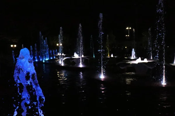 Jets Agua Multicolores Cantando Fuente Noche — Foto de Stock