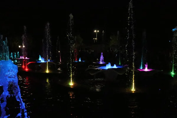 Bunte Wasserstrahlen Singender Springbrunnen Bei Nacht — Stockfoto