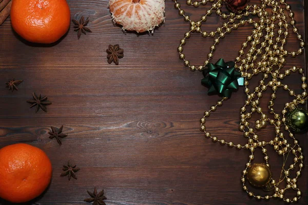 Der Hintergrund Des Neuen Jahres Weihnachtsdekoration Weihnachtsspielzeug Und Glänzende Perlen — Stockfoto