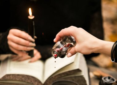 Cadı bir ayin düzenliyor, büyücülük kitabına şarap damlatıyor. Üç eski cadı sihirli bir ayin yapıyor.