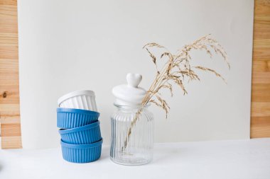 Tabaklar ve tabaklar mavi arka planda bir festival masasına servis yapmak için..