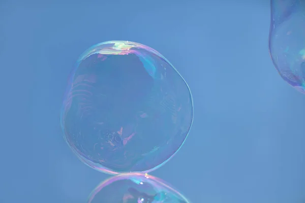 Zeepbellen Tegen Heldere Zonovergoten Blauwe Lucht — Stockfoto