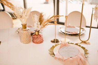 Lüks bir düğünde masa ayarlamak ve...